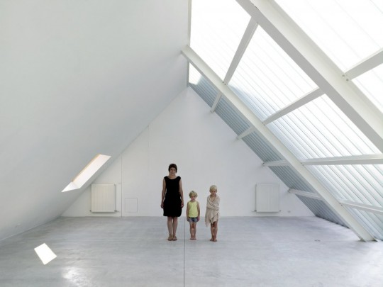 Streetscape Homes Belgium: White Loft with Glass Roof Design Ideas