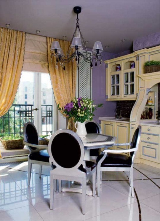 Traditional Design Dining Room with Chandelier