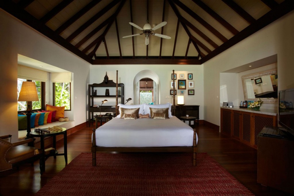 Bedroom With timber and Marbel Anantara Kihavah Villas