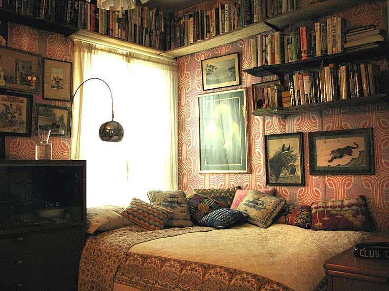 Stunning Bedroom Guest House Like in the Library