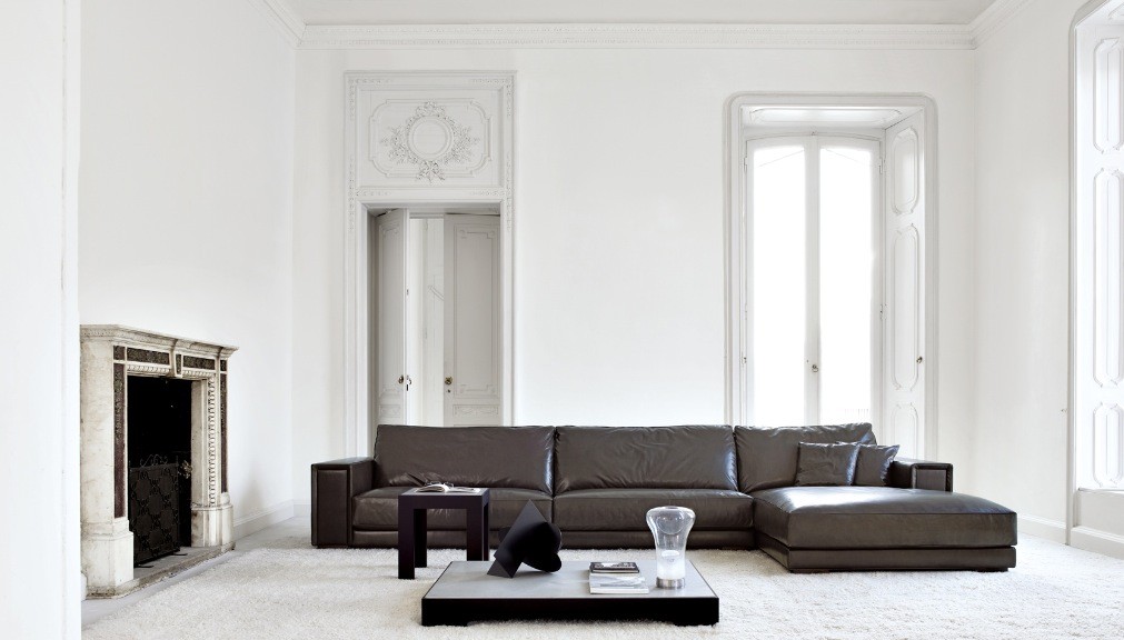 White Living Room with Broen Leather Sofa Design