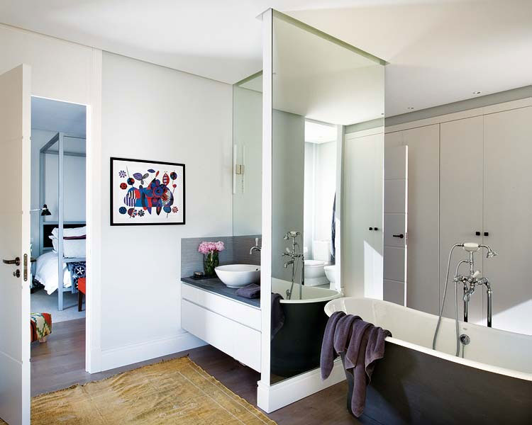Modern Bathroom with Large Mirror Decor