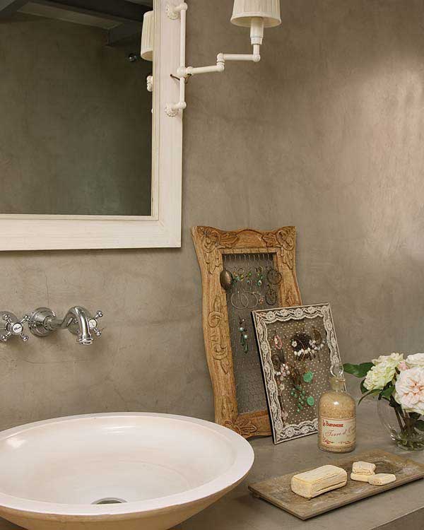Vintage Sink Design with White Rose Decor