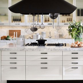 White an Marble Kitchen with Black Elements
