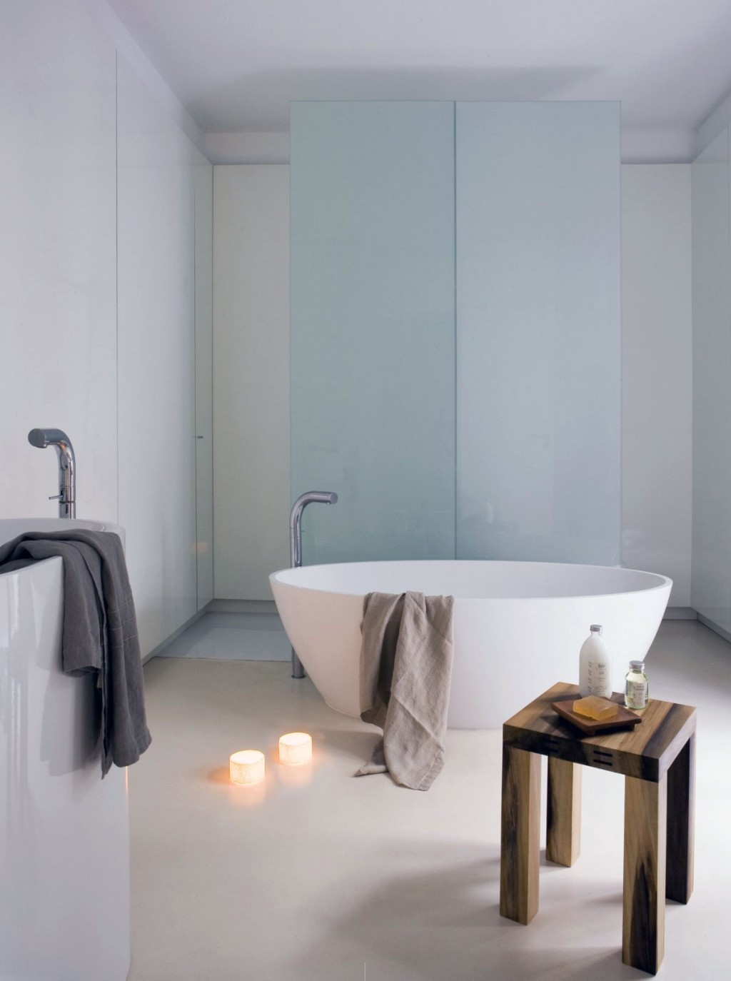 Minimalist Bathtub Design with Aromatherapy Candles