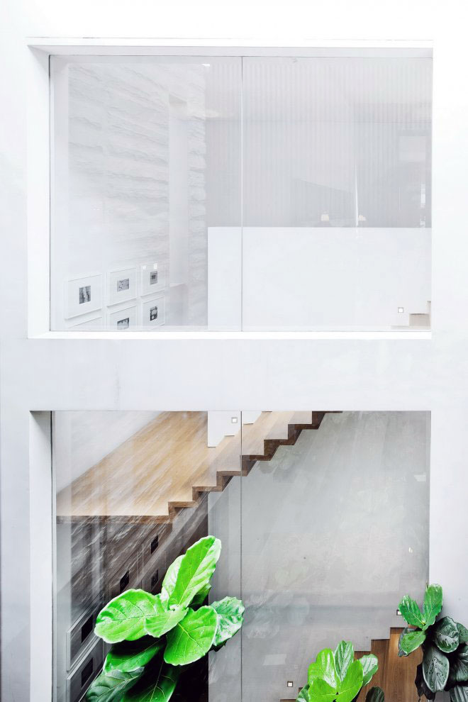 Modern Floating Wooden Staircase and Glass Wall