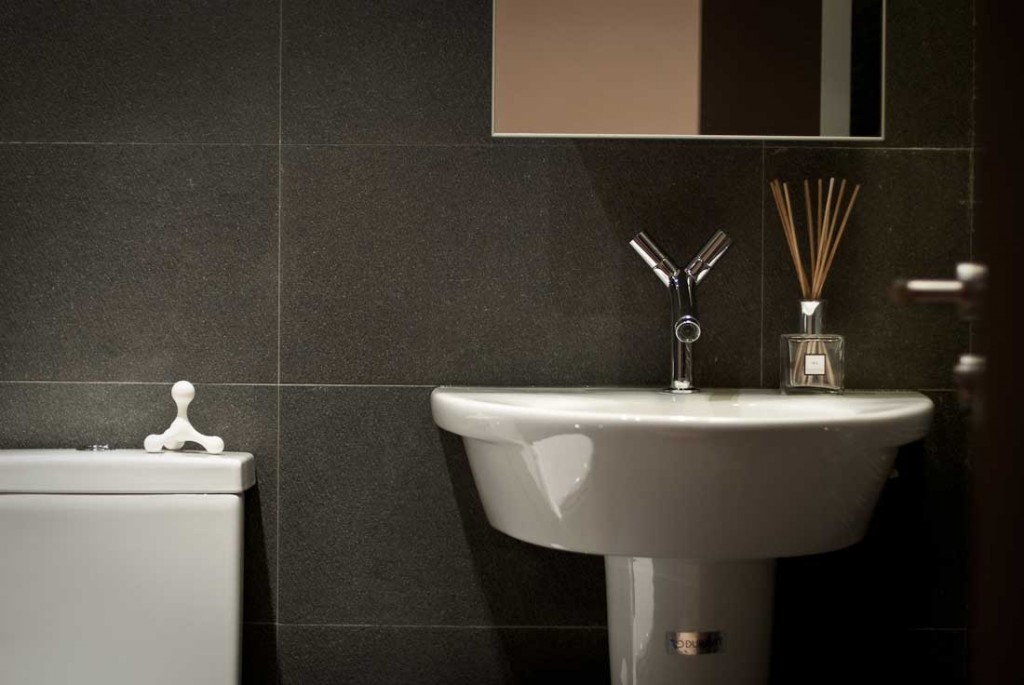 Modern White Sink with Back Wall Anthracite Tile