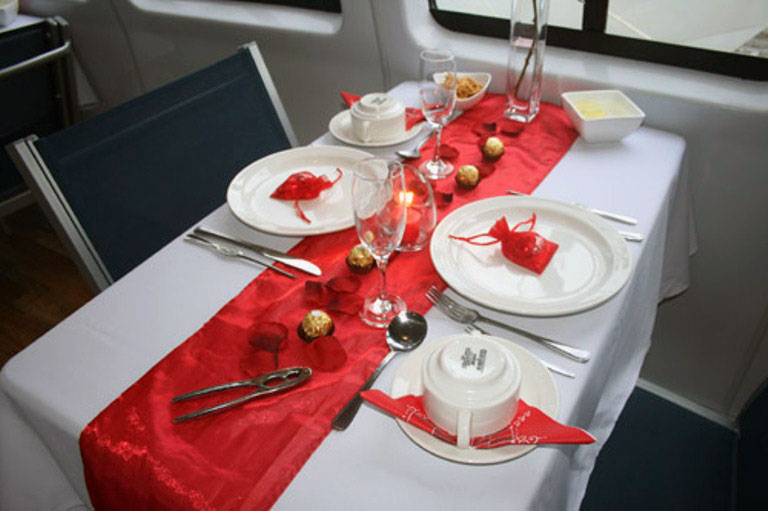 Romantic Valentine White Red Table Decor Ideas