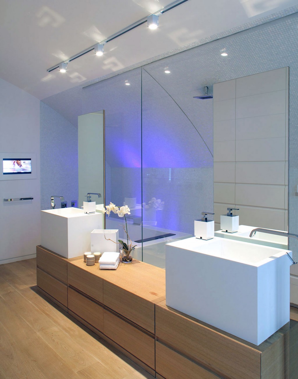 Wet Room With Large Mirror Design