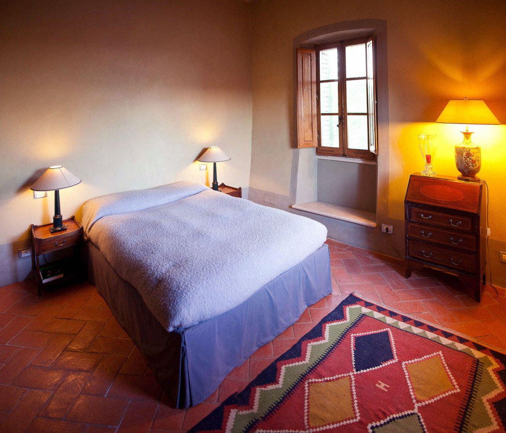 Elegant Villa Bedroom with Table Lamps Ideas