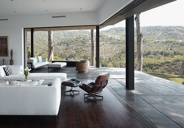 Awesome Living Room Deck with Beautiful Scenery