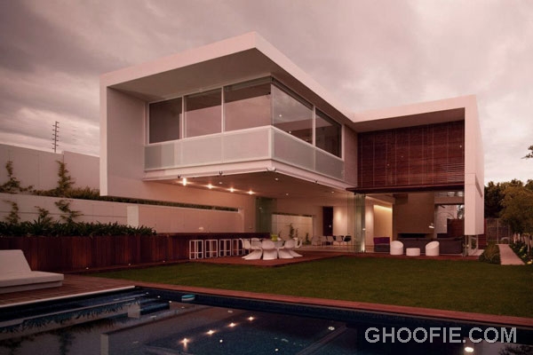 Modern Minimalist House with Contemporary Pool Design Ideas