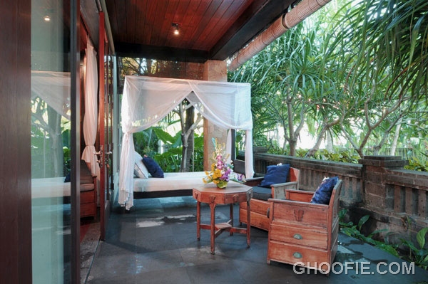 Beautiful Terrace Villa Design Ideas with Outdoor Canopy Bed